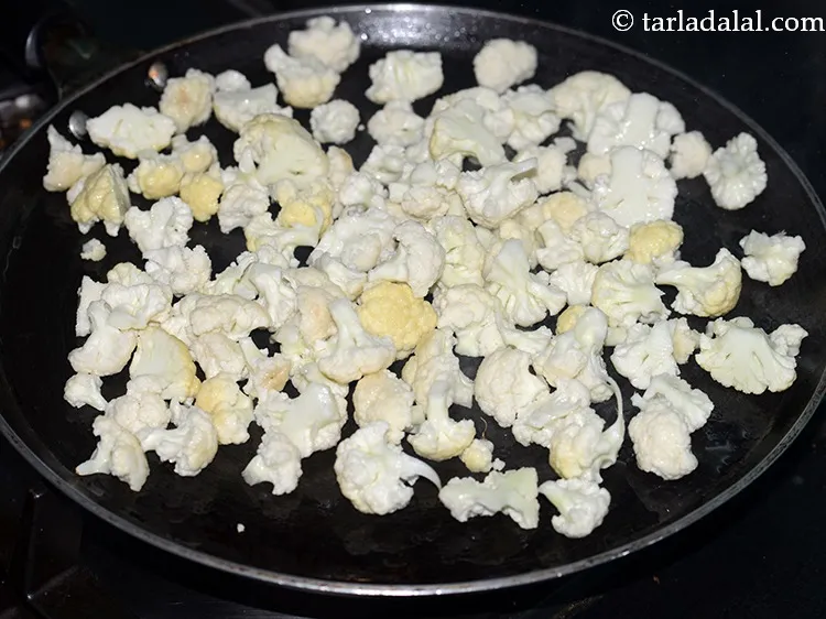स्टेप 3 – एक नॉन-स्टिक तवे पर तेल गरम करें और फूलगोभी के …