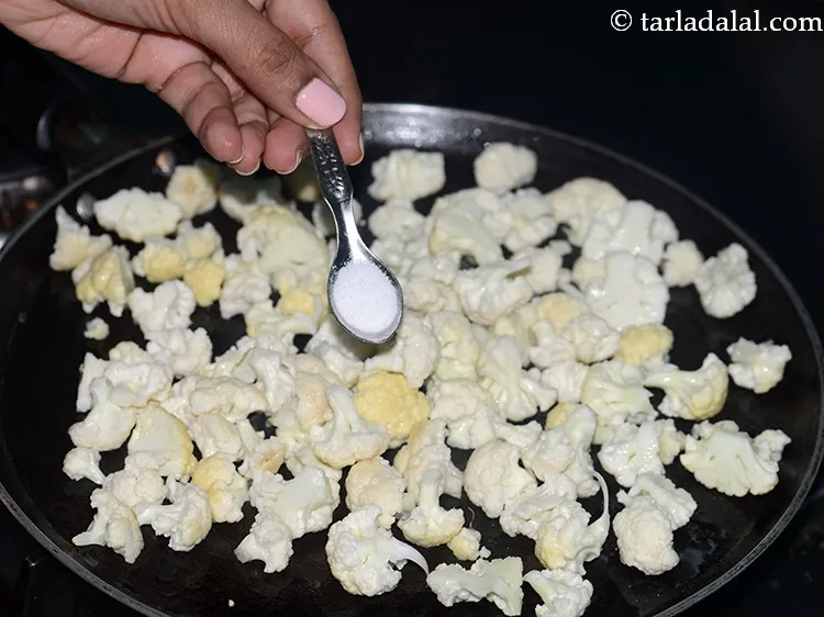 स्टेप 4 – थोड़ा नमक डालें।