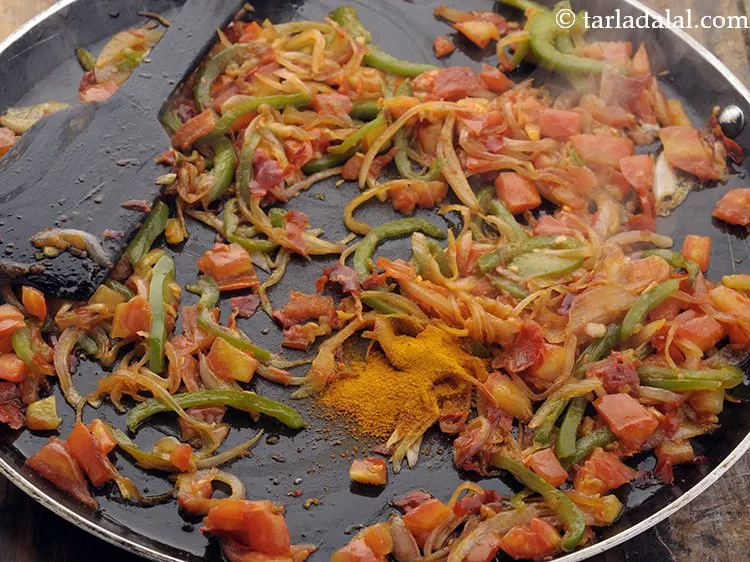 स्टेप 10 – हल्दी पाउडर डालें। यह हमारे तवा राइस को सुंदर पीला …