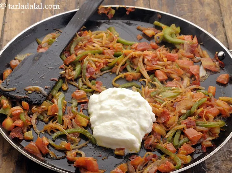 स्टेप 11 – दही डालें।