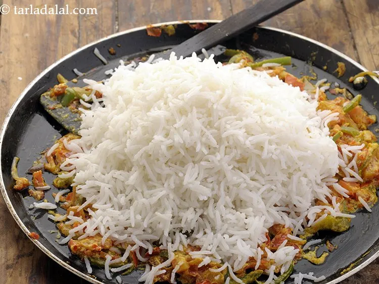 स्टेप 13 – पके हुए चावल और नमक डालें।