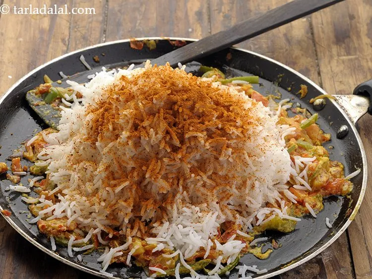 स्टेप 14 – <strong>तवा पुलाव</strong> के स्वाद बढ़ाने के लिए पाव भाजी मसाला …