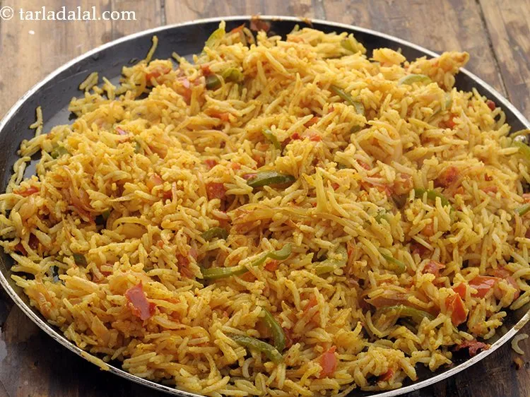 स्टेप 15 – अच्छी तरह मिलाएं और मध्यम आंच पर <strong>क्विक तवा राइस</strong> …