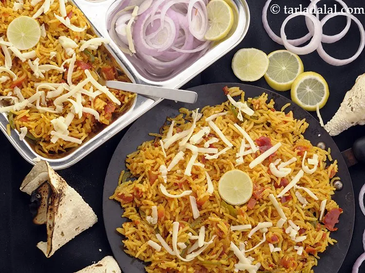 स्टेप 16 – <strong>क्विक तवा राइस</strong> को कद्दूकस किए हुए प्रोसेस्ड चीज़ से …