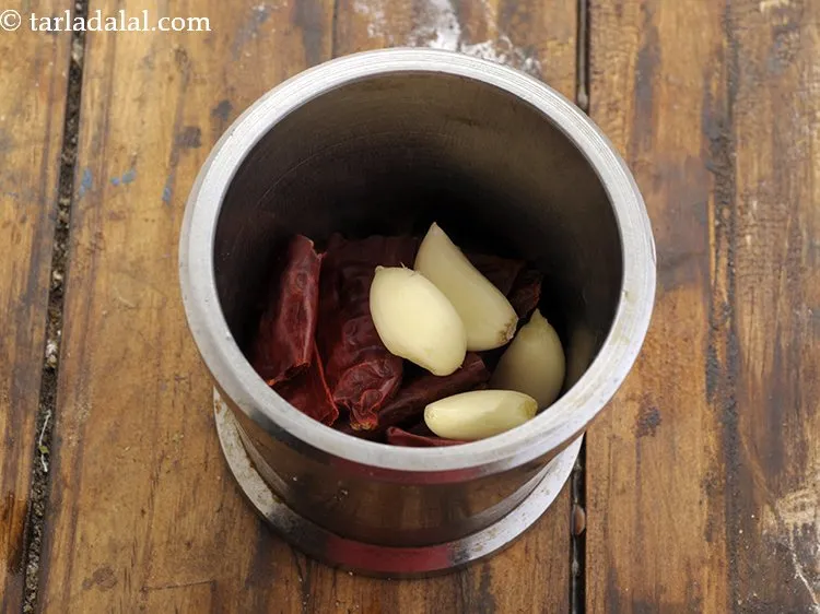 स्टेप 2 – साथ ही, लहसुन डालें।