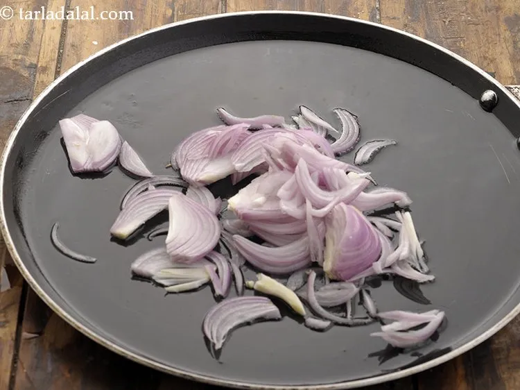 स्टेप 5 – प्याज़ डालें।