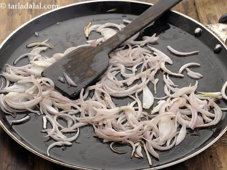 स्टेप 6 – मध्यम आंच पर १ मिनट के लिए भून लें।