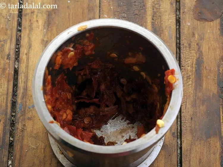 स्टेप 3 – १ टेबलस्पून पानी डालकर इसे एक मुलायम पेस्ट होने तक …