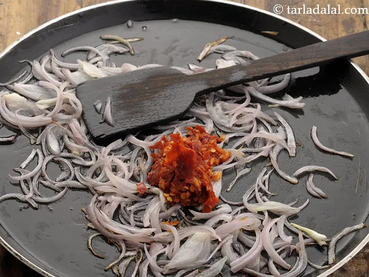 स्टेप 7 – पहले से बनाया हुआ मिर्च लहसुन का पेस्ट डालें और …