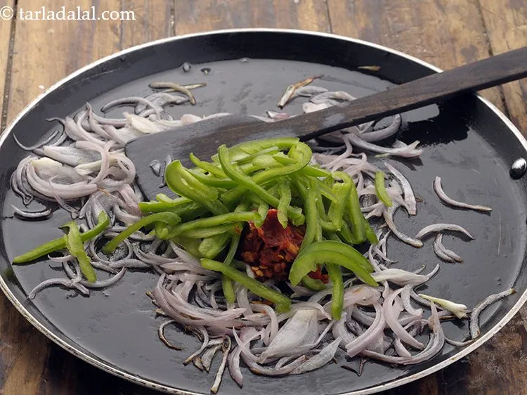 स्टेप 8 – शिमला मिर्च डालें, यह हमारे तवा राइस को क्रंच प्रदान …