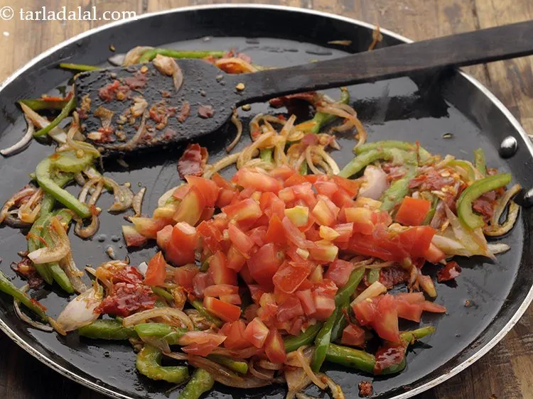 स्टेप 9 – <div> टमाटर डालें, जो खट्टा स्पर्श प्रदान करेगा।</div>