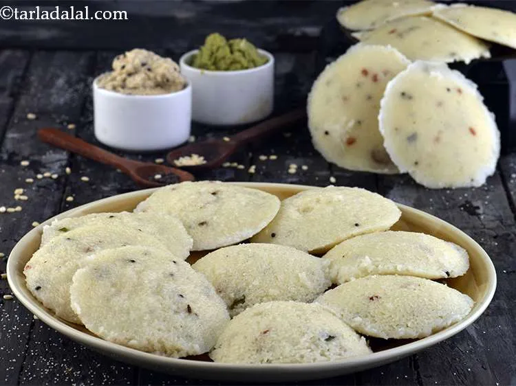 स्टेप 22 – <a href=""https://www.tarladalal.com/Coconut-Coriander-Green-Chutney-for-Dosa-Dosa-Green-Chutney-hindi-42739r"" target=""_blank""><strong>चटनी</strong></a> और <a href=""https://www.tarladalal.com/Sambhar-(-How-To-Make-Sambhar-South-Indian-Recipe)-hindi-32735r"" target=""_blank""><strong>सांभर</strong></a> के साथ नरम …