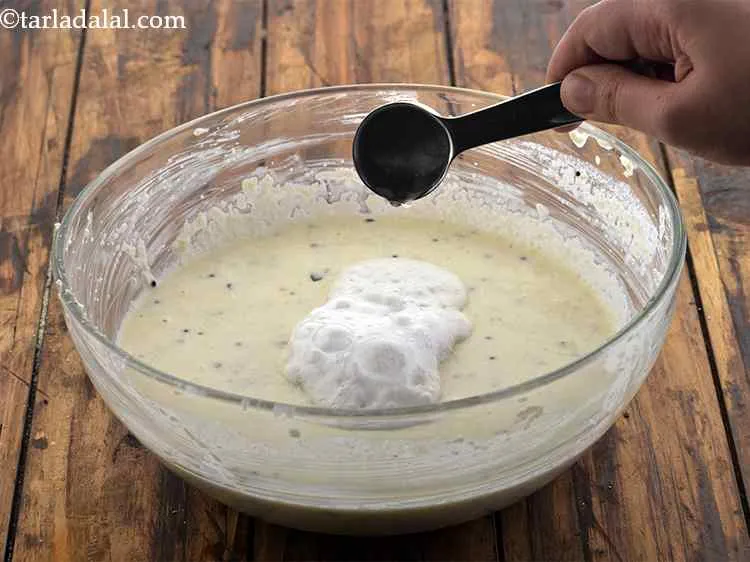 स्टेप 16 – घोल के ऊपर २ टीस्पून पानी डालें। जब बुलबुले बनते …