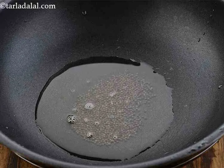 स्टेप 1 – <strong>क्विक रवा इडली</strong> का घोल बनाने के लिए, एक कढ़ाई …