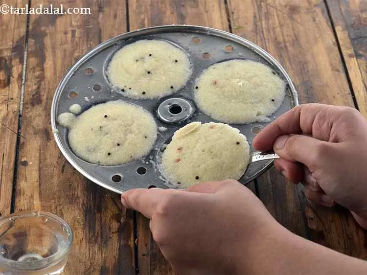 स्टेप 20 – थोड़ा ठंडा करें और मोल्ड से <strong>क्विक रवा इडली | …