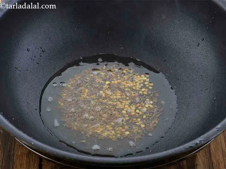 स्टेप 3 – साथ ही, उड़द की दाल डालें। दाल जब तक हल्के …
