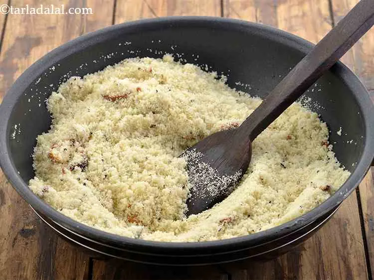 स्टेप 6 – रवा (सूजी) डालें और अच्छी तरह मिलाएं।