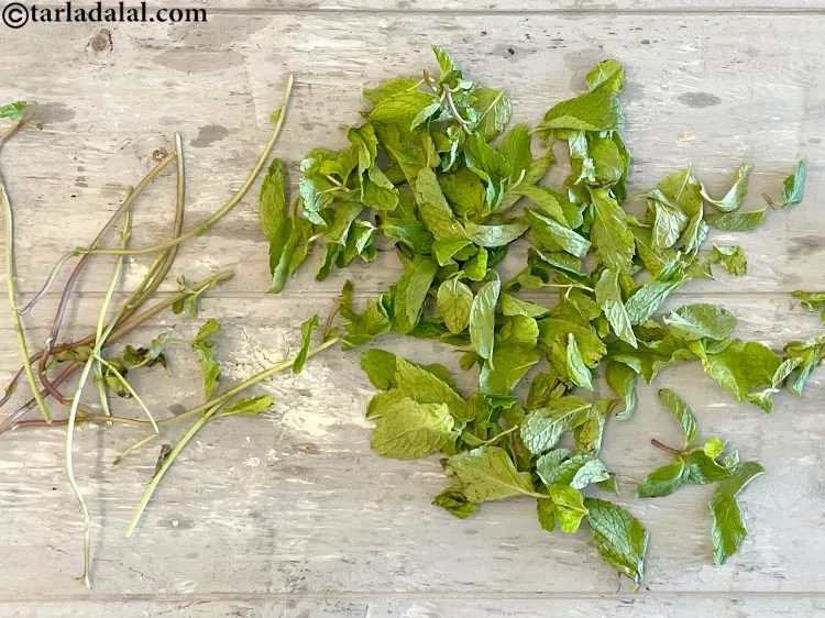 Step 9 – <meta charset="UTF-8" />Trim off the roots and separate the mint leaves.&nbsp;