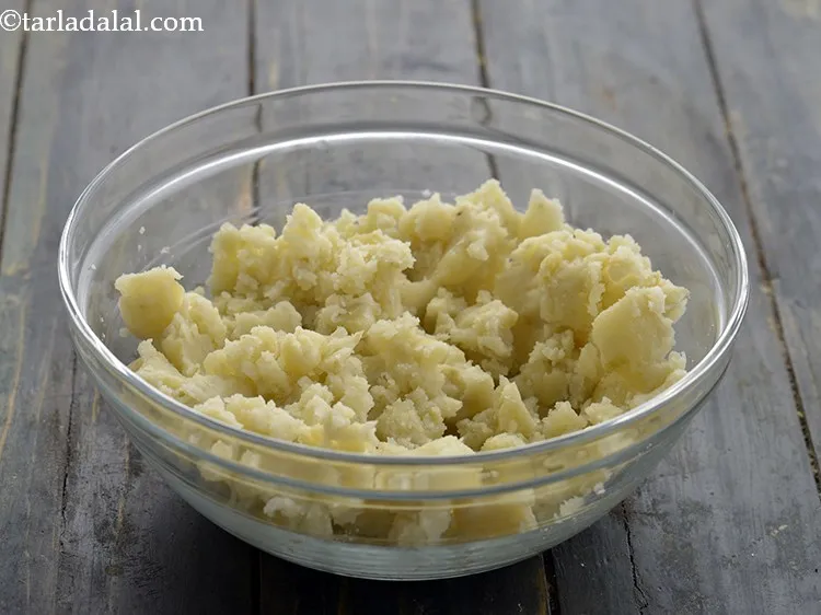 Step 24 – To make the pattice for <strong>Ragda pattice</strong>, put the mashed potatoes in a deep bowl.