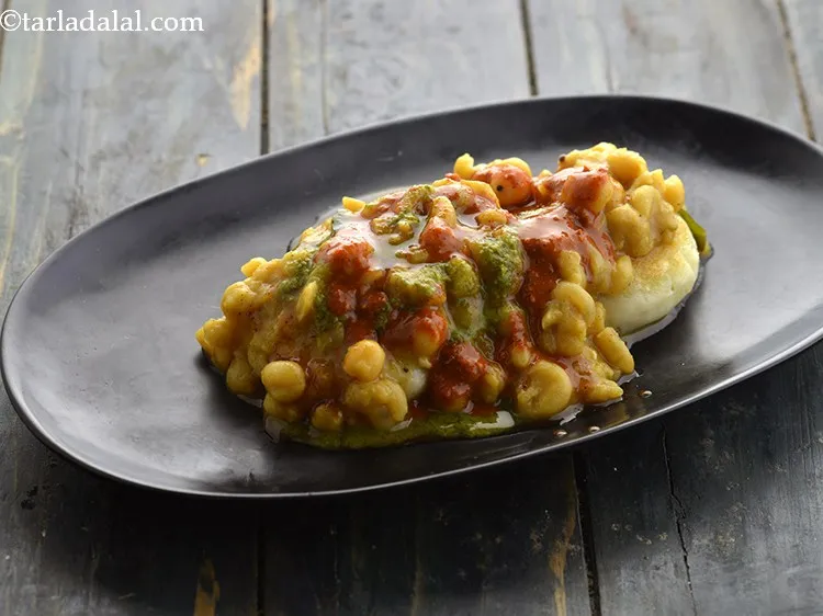Step 50 – Also, drizzle 1 tsp of garlic chutney evenly over the ragda.