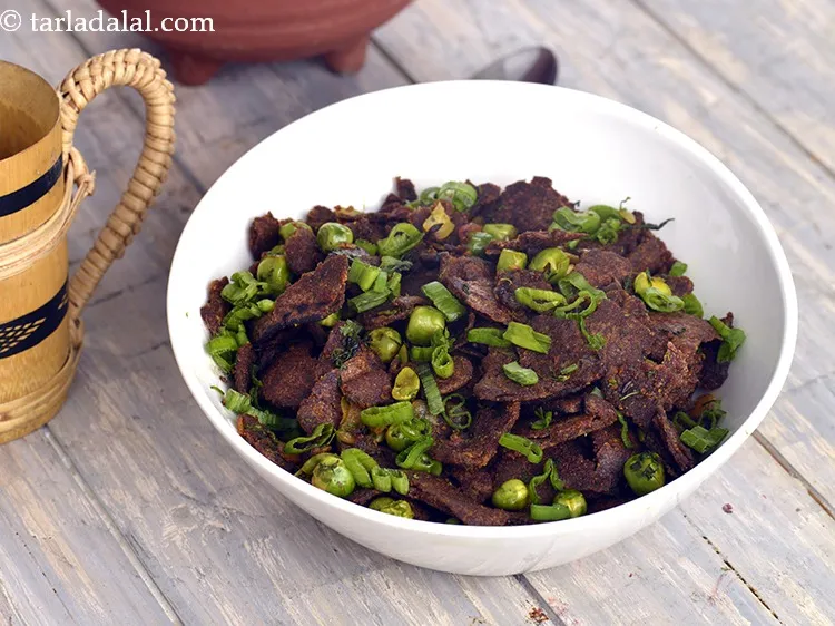 Step 6 – But make the ragi chivda just before serving.&nbsp;