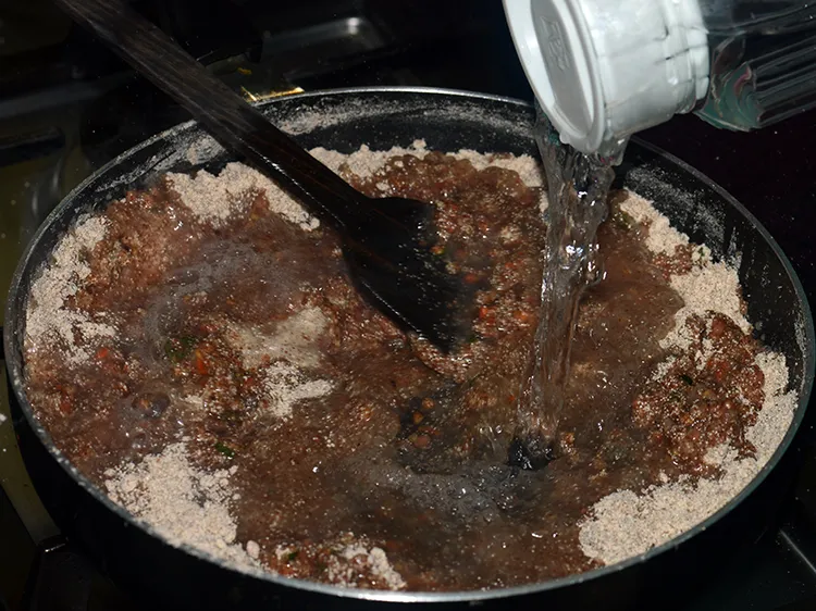 स्टेप 16 – <strong>हेल्दी नाश्ता रेसिपी</strong> बनाने के लिए ४ कप गरम पानी …