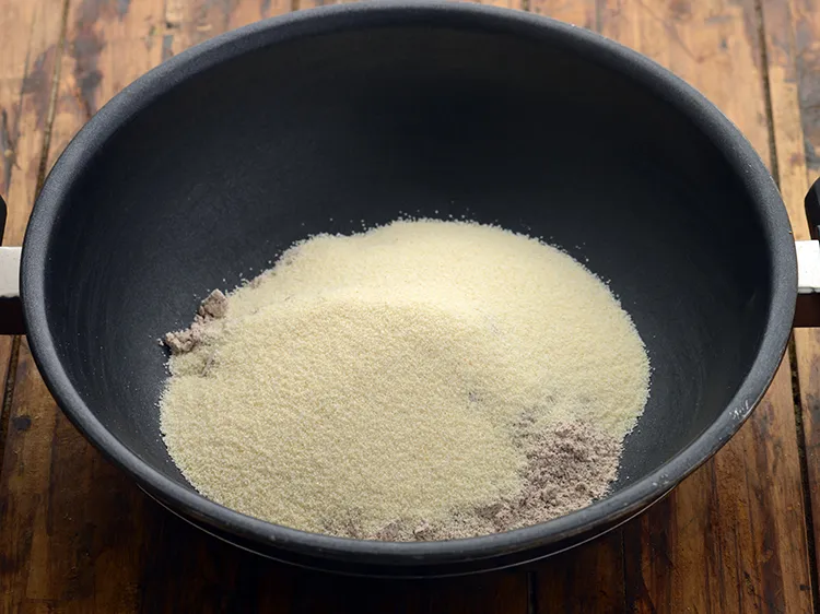 स्टेप 2 – उस में सूजी भी मिला दें।