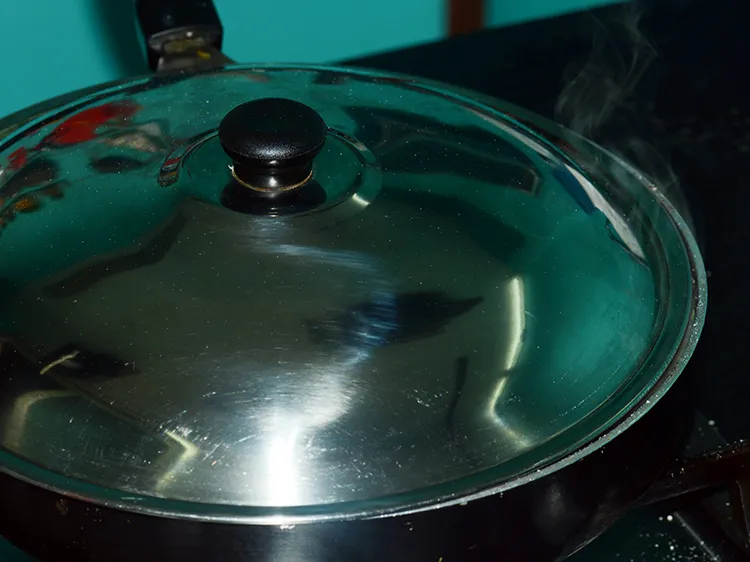 स्टेप 19 – ढक्कन के साथ बंद करें और <strong>रागी सूजी उपमा</strong> को …