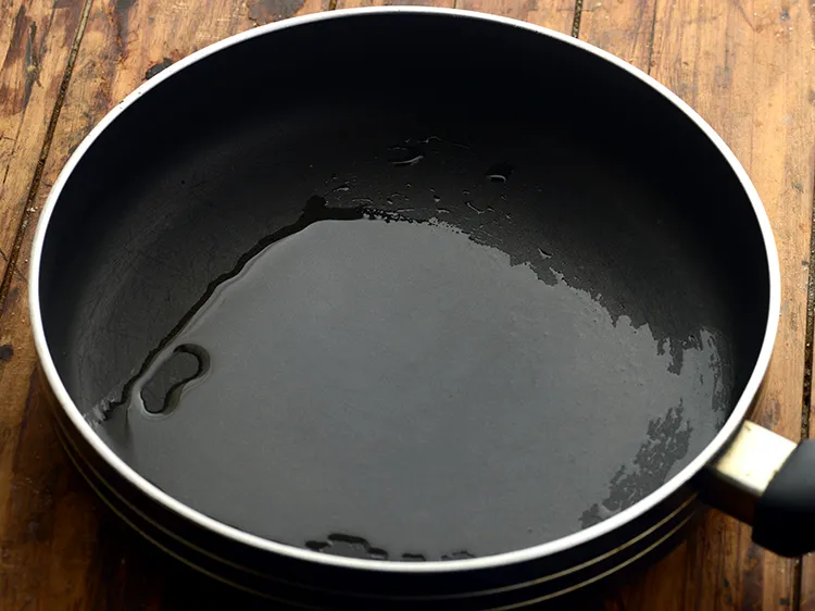 स्टेप 4 – <strong>हेल्दी रागी उपमा</strong> को तड़का लगाना शुरू करगें। उसके लिए …