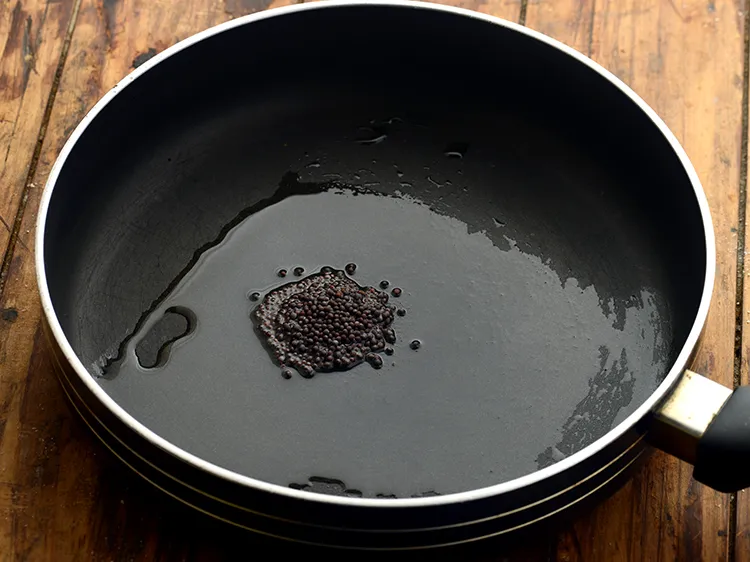 स्टेप 5 – तुरंत सरसों डालें और उन्हें चटकने दें।