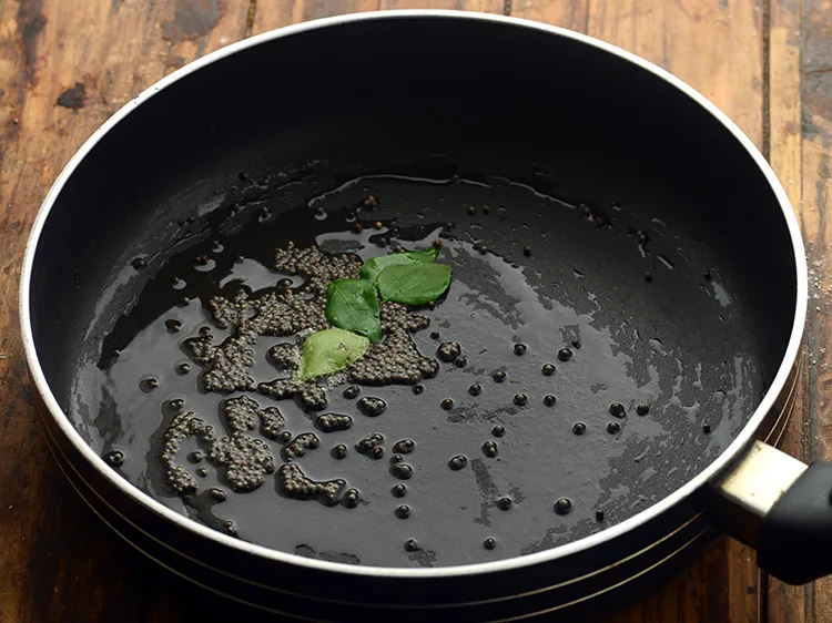 स्टेप 7 – कडीपत्ता भी डालें।