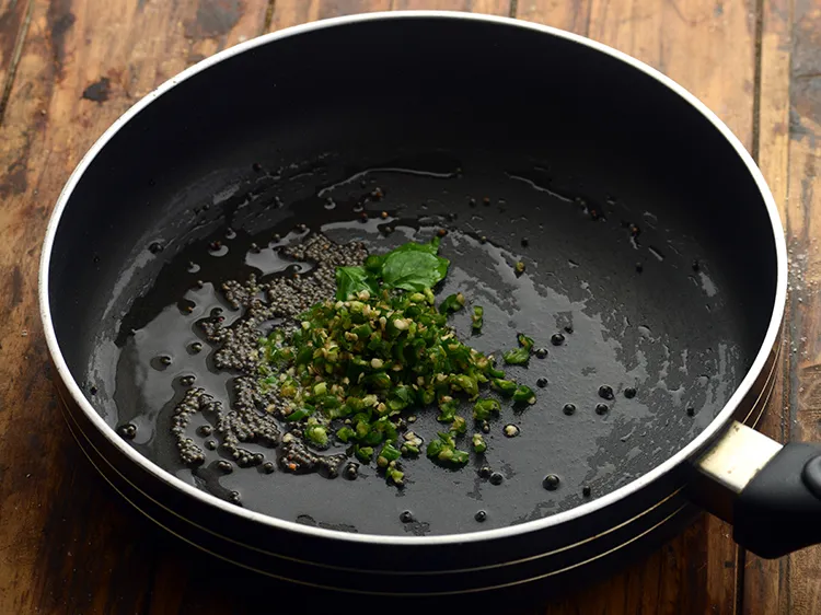 स्टेप 8 – साथ ही कुछ बारीक कटी हुई हरी मिर्च डालें।