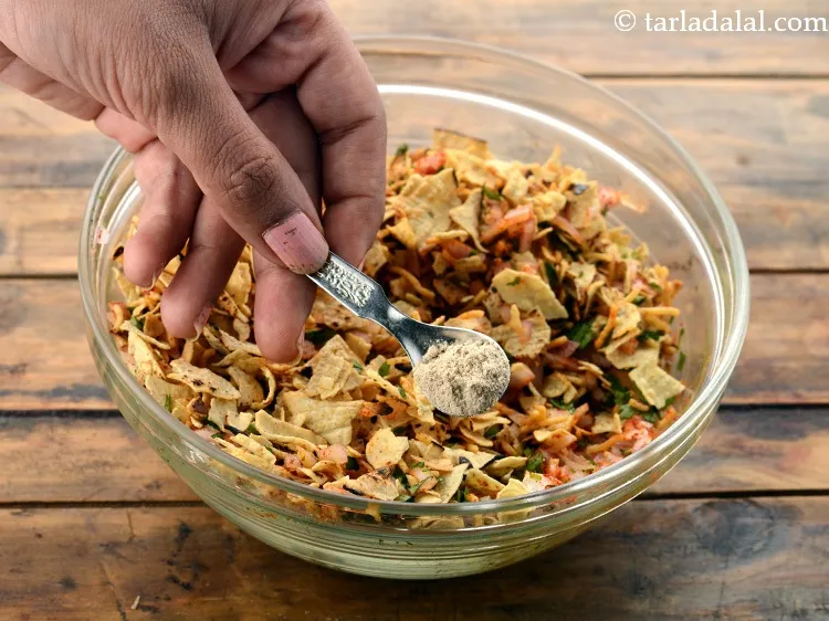 Step 17 – Adding dry mango powder (amchur) is a flavourful addition to this papad ki churi.&nbsp;