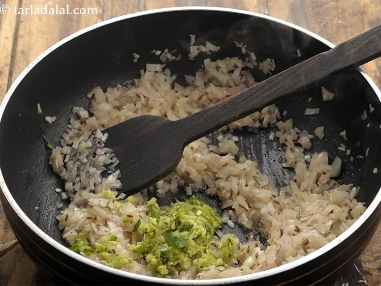 Step 18 – <p>Add the freshly pounded green chilli garlic and ginger paste.</p>