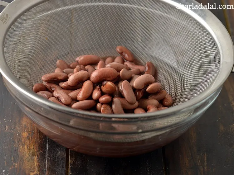 Step 3 – Strain the rajma using a strainer.