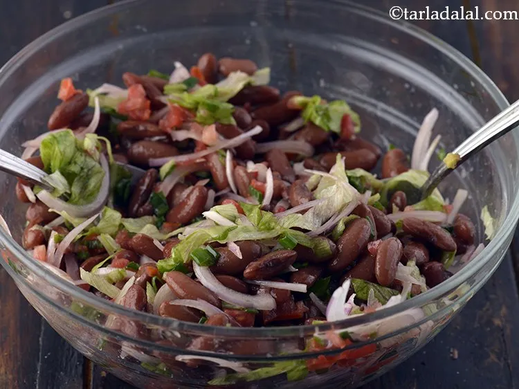 Step 16 – Toss the&nbsp;<strong>rajma salad | healthy rajma salad | Indian style kidney bean salad |</strong>&nbsp;well.