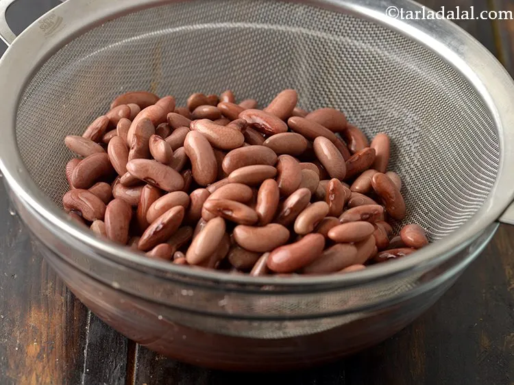 Step 7 – Strain the rajma using a strainer.