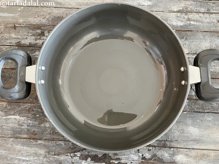 स्टेप 7 – <strong>रसावाला बटेटा नु शाक </strong>बनाने के लिए<strong> | गुजराती आलू …