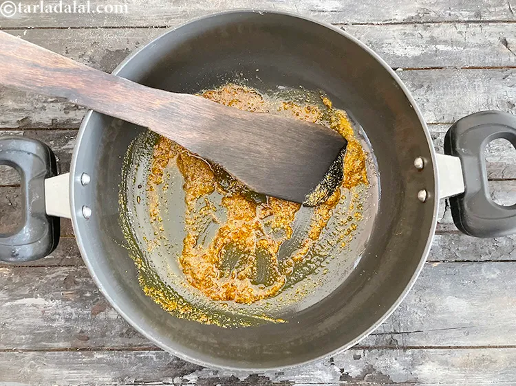 स्टेप 3 – मसालों को सिर्फ ५ से ७ सेकेंड के लिए भूनें, …