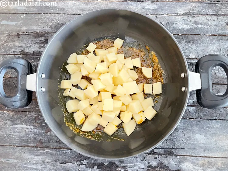 स्टेप 17 – २ कप <a href=""https://www.tarladalal.com/glossary-potato-cubes-hindi-725i"">छिले हुए आलू के टुकड़े</a> डालें।