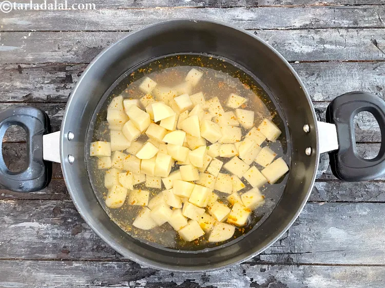 स्टेप 20 – २ कप पानी डालें।