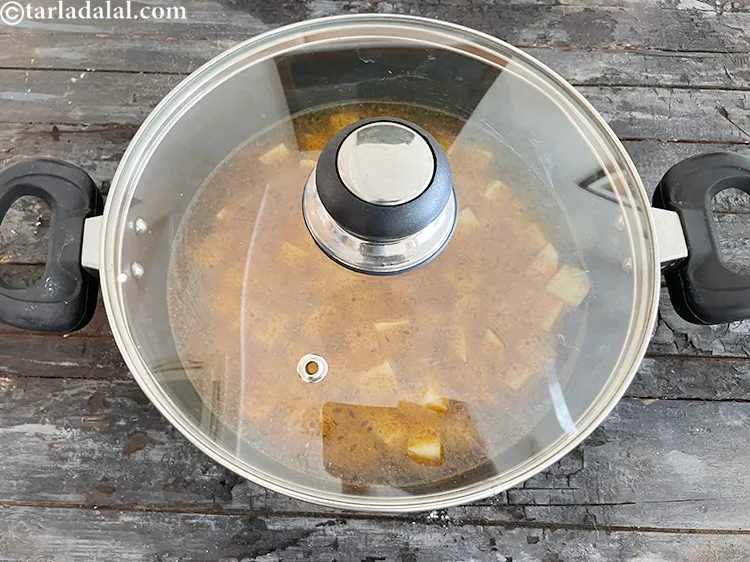 स्टेप 22 – ढककर मध्यम आंच पर १२ से १५ मिनट के लिए …