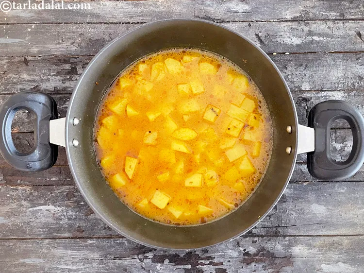 स्टेप 23 – १२ से १५ मिनिट तक पकने के बाद सब्जी कुछ …