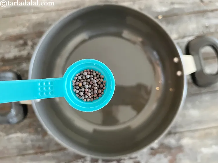 स्टेप 8 – १/२ टी-स्पून <a href=""https://www.tarladalal.com/glossary-mustard-seeds-sarson-rai-sarson-ke-beej-hindi-525i"">सरसों</a> डालें।