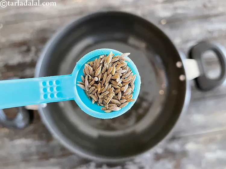 स्टेप 9 – १/२ टी-स्पून <a href=""https://www.tarladalal.com/glossary-cumin-seeds-jeera-zeera-hindi-381i"">ज़ीरा</a> डालें।
