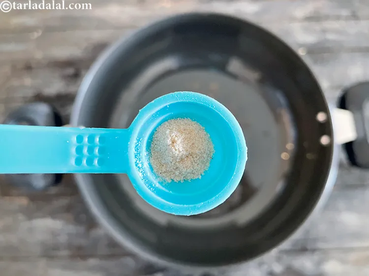 स्टेप 11 – एक चुटकी हींग डालें।