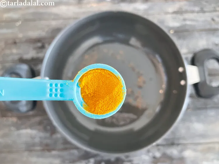 स्टेप 12 – १/२ टी-स्पून <a href=""https://www.tarladalal.com/glossary-turmeric-powder-haldi-hindi-645i"">हल्दी पाउडर</a> डालें।