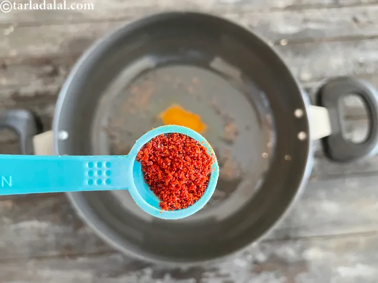 स्टेप 13 – १ टी-स्पून <a href=""https://www.tarladalal.com/glossary-chilli-powder-red-chilli-powder-hindi-339i"">लाल मिर्च पाउडर</a> डालें।