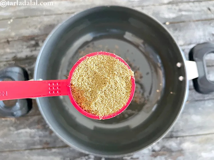स्टेप 14 – १ टेबल-स्पून <a href=""https://www.tarladalal.com/glossary-coriander-cumin-seeds-powder-dhania-jeera-powder-hindi-375i"">धनिया-ज़ीरा पाउडर</a> डालें।