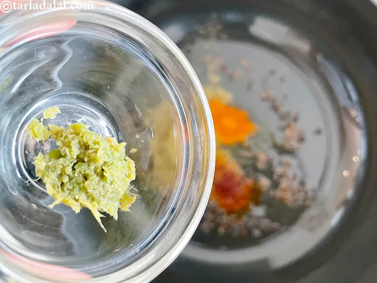स्टेप 15 – १/२ टी-स्पून <a href=""https://www.tarladalal.com/glossary-ginger-green-chilli-paste-adrak-mirch-ki-paste-adrak-mirchi-paste-hindi-139i"">अदरक-हरी मिर्च का पेस्ट</a> डालें।